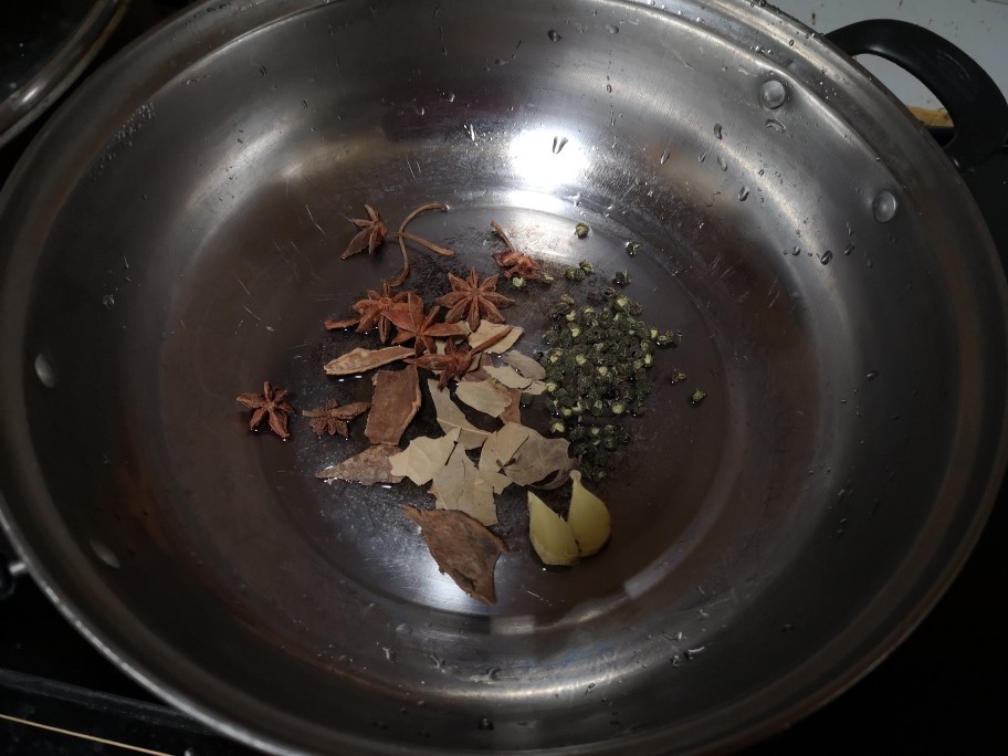 冬天来了，又到了腌酱肉的季节，教你秘制配方，酱肉出锅甘香醇厚