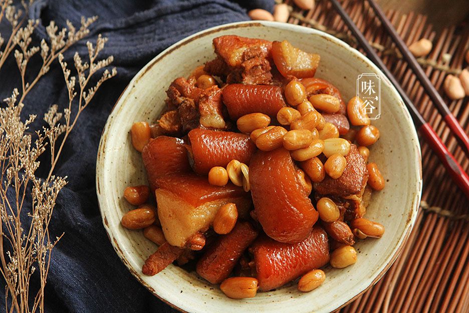 猪身上最美味的部位，和花生一起焖，鲜香营养，女人下饭男人下酒