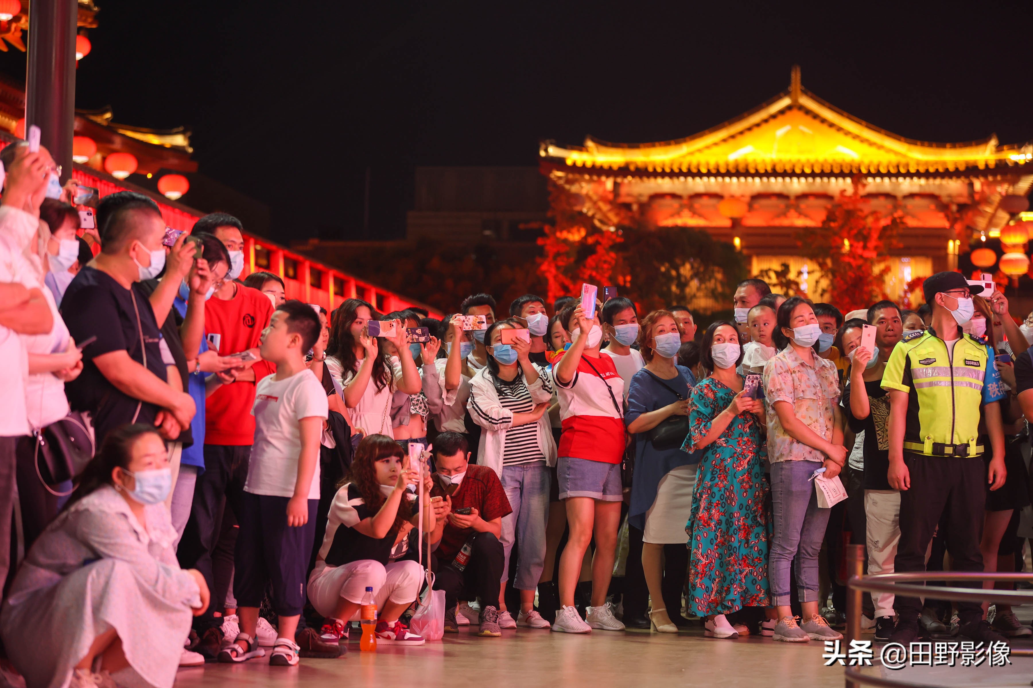 西安大唐不夜城灯火璀璨，繁华依旧