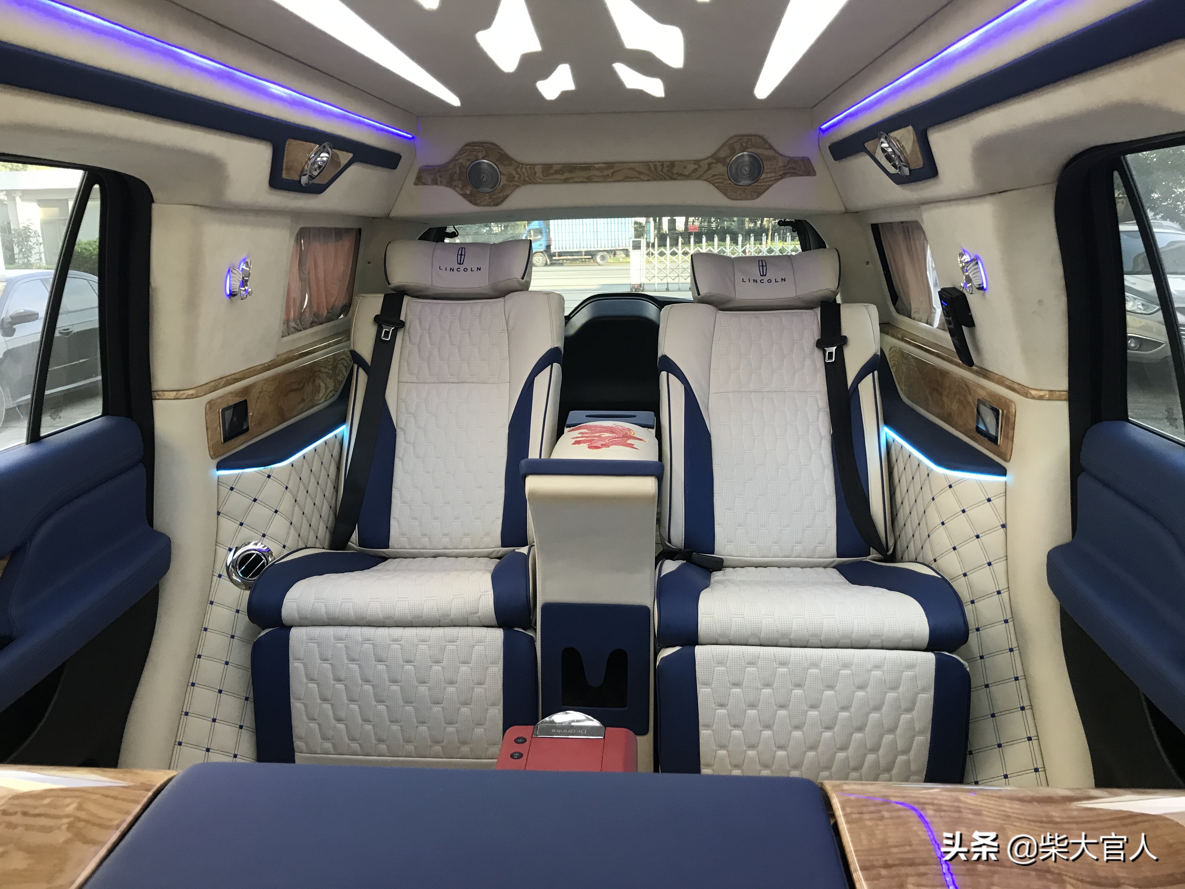 市场仅存的两款礼宾车，林肯领袖一号将经典奢华传承下去