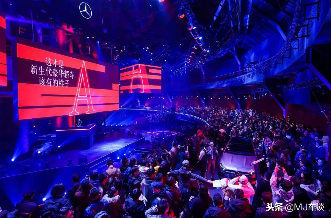 奔驰新A发布，加长轴距、酷炫内饰，同价位宝马奥迪怕了吗？