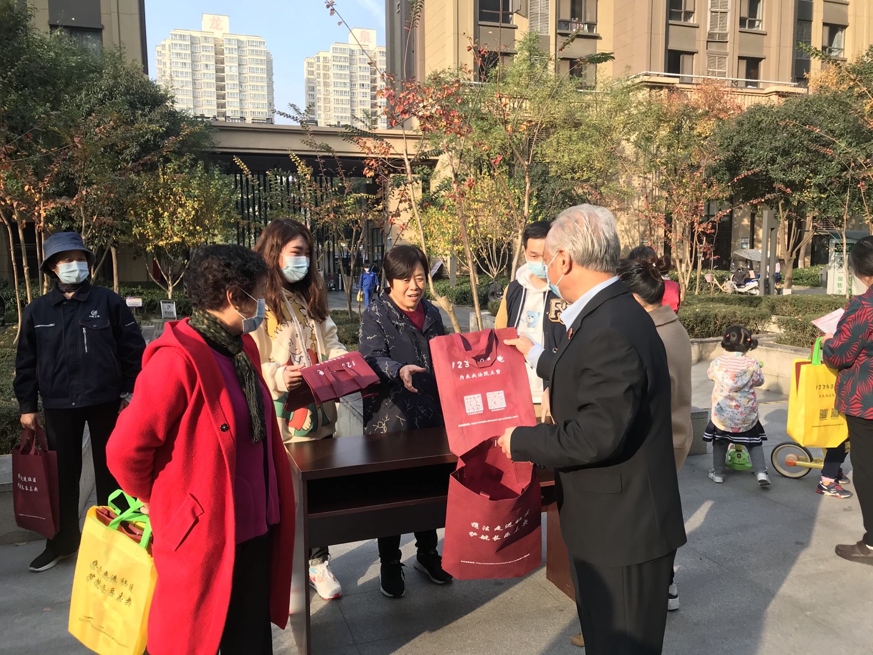 西安未央法院：携法走进社区 护航长乐未央