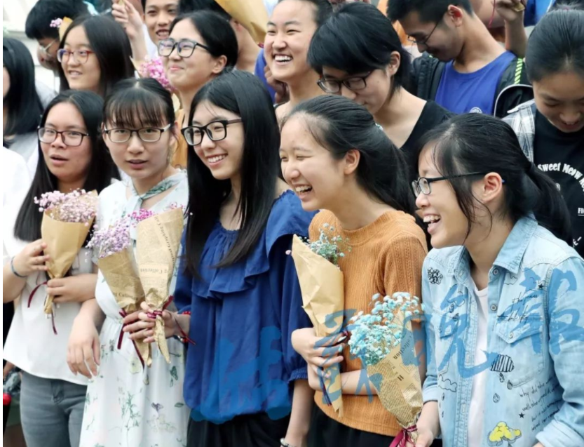 高考毕业生的零食清单火了，假期照这个囤没错，就这看着都馋