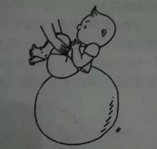 感统课的秘密：大龙球要怎么玩？掌握这几种姿势的家长赚大了！