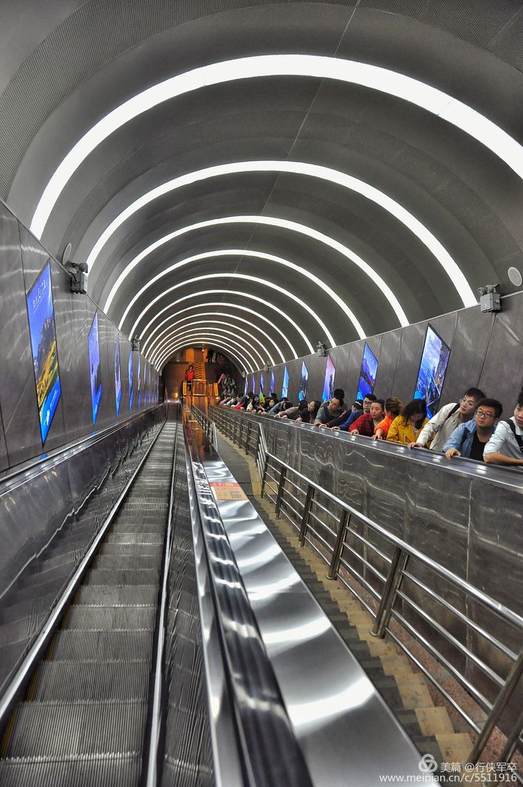 玉壶峰下松涛起，天界佛国掸尘埃！走遍千山万岭，唯天门山独有