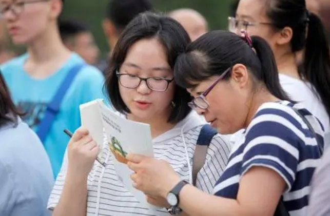 2021高考报志愿，扩招人数多的3所高校，低分考生也有机会考名校