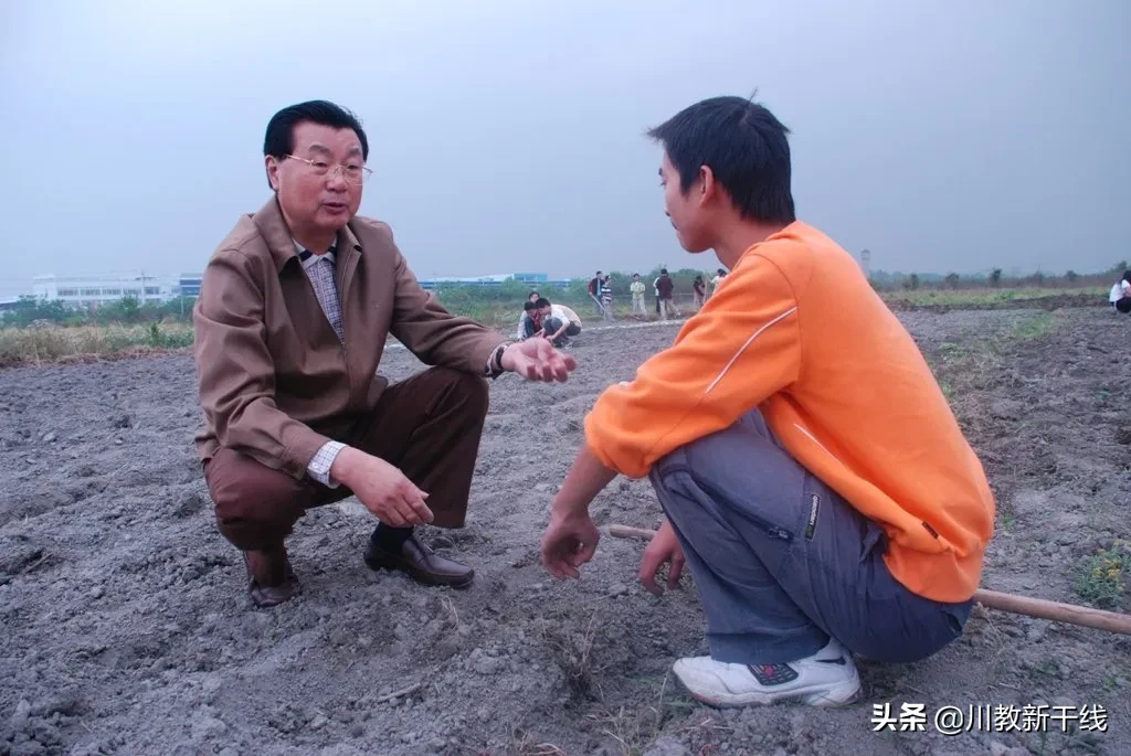 邓忠君：扎根四川大学锦城学院学生农场的“现代农夫”