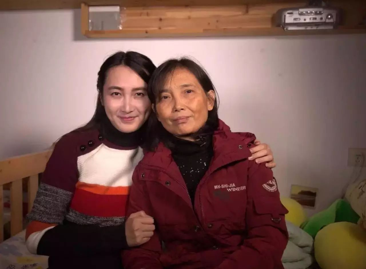 2005年，那个背母上学的男孩刘霆，10年后变性，还在选美比赛获奖