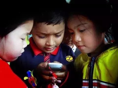 想毁掉一个孩子，就给他一部手机