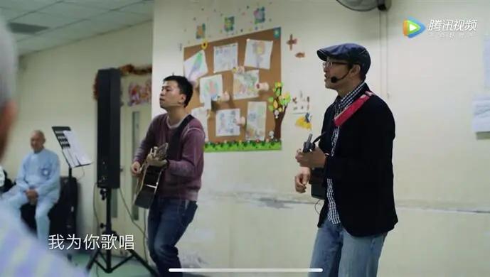 白天他在病房唱歌，晚上回到监狱