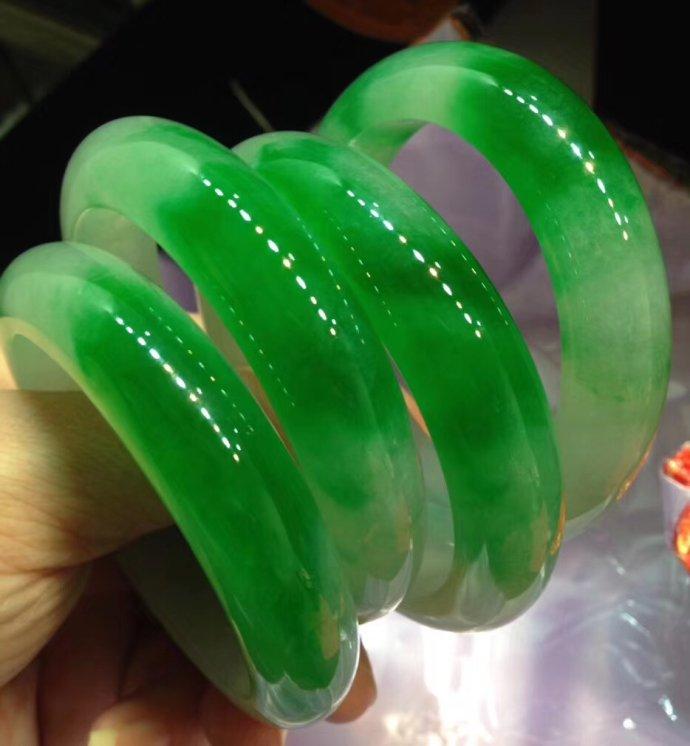 从古至今,翡翠玉镯都是深受女人欢迎和喜爱的首饰,得福翡翠(戴玉镯子