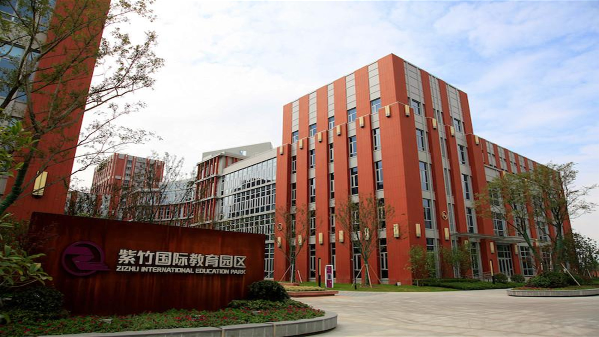 华二紫竹国际学校学校的特点是采用小班教学,每年招生数量少,开设课程