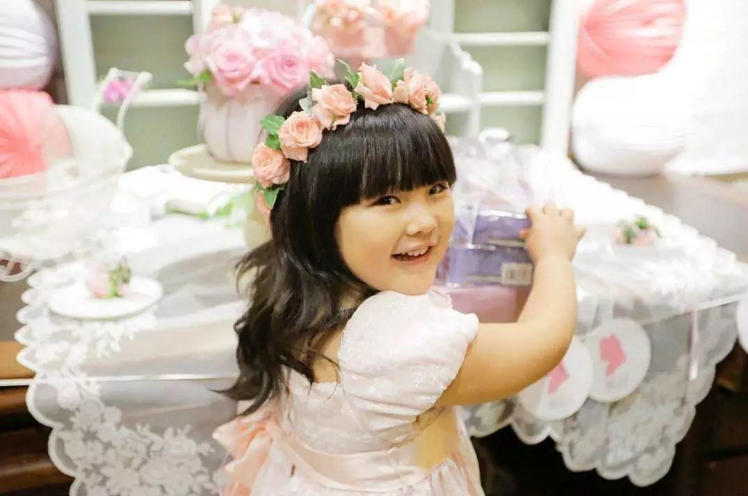 “富养千金”王诗龄：就读国际学校，9岁作画卖10万，如今怎样了