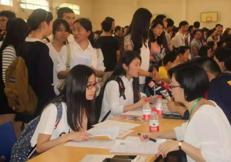 上大学和没上大学有何区别？看完这3张图片后，也许你会知道答案