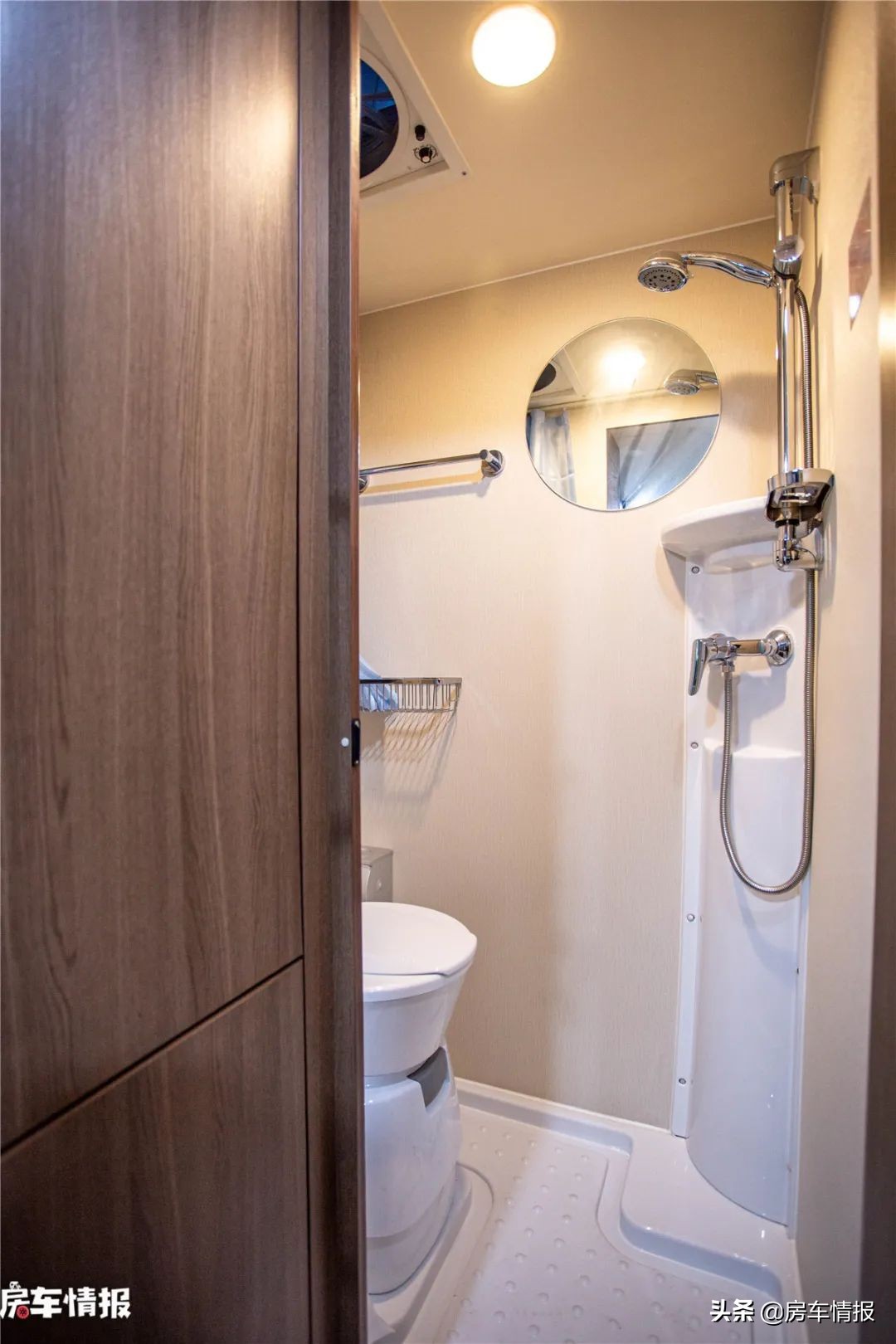 宇通新款房车：造型少见，有3张床能住一家5口人，30多万值么？