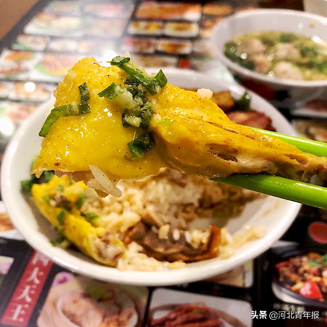 咸蛋三宝饭、鲜虾云吞面、鲜虾烧卖、罗汉斋肠粉……石家庄中山路上的这家港式茶餐厅，餐食让人吃到扶墙走