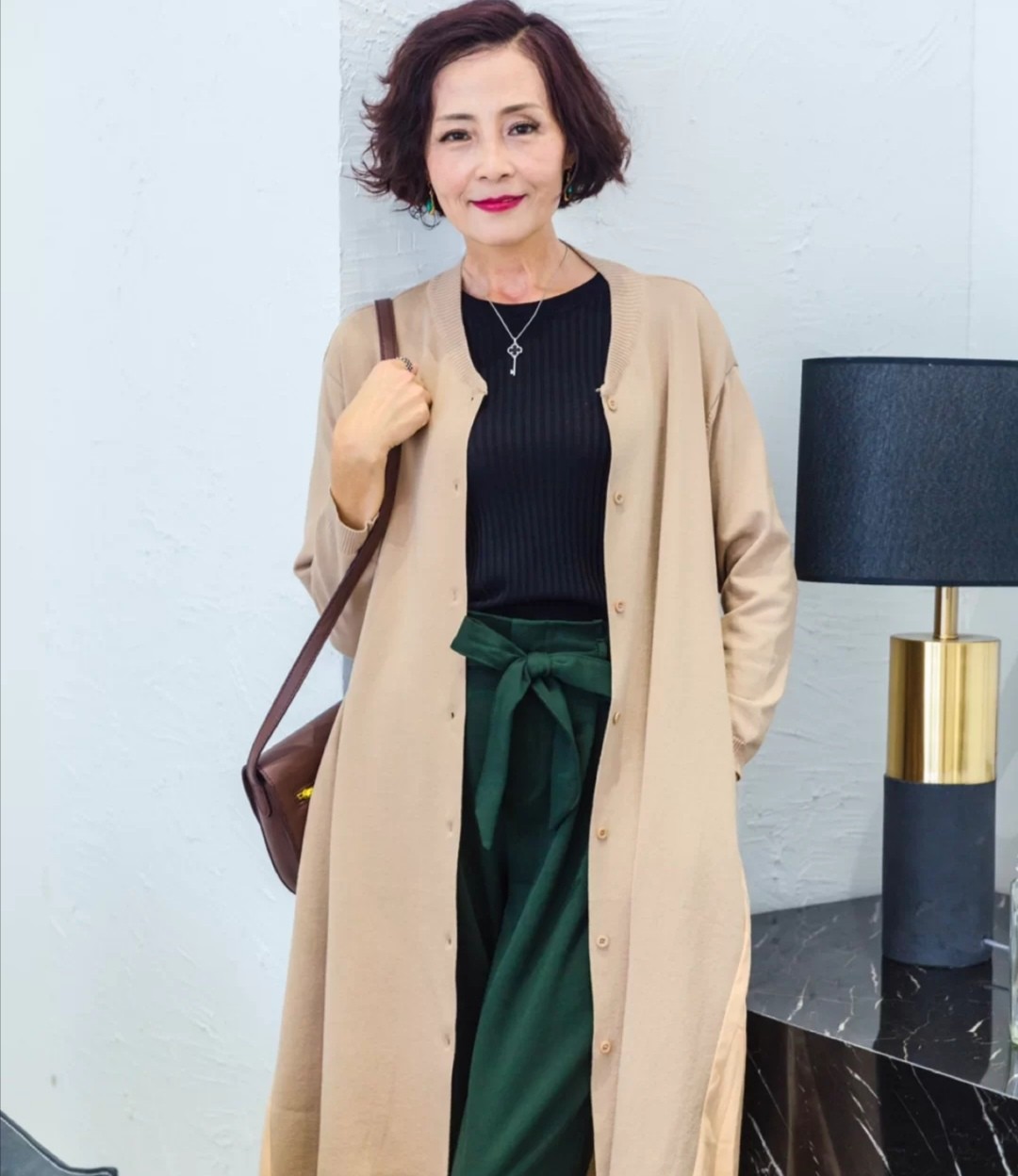 既然已经老气，那就从容面对，不装嫩不做作，穿出优雅搭出时尚感