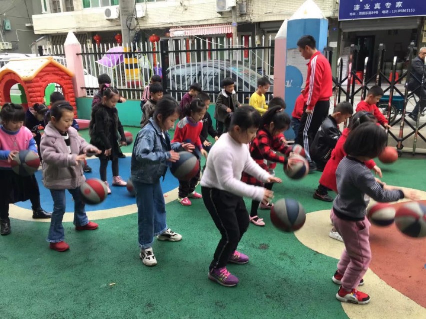 解读幼儿园体育特色打造背景下幼儿篮球普及课程的教学方法。