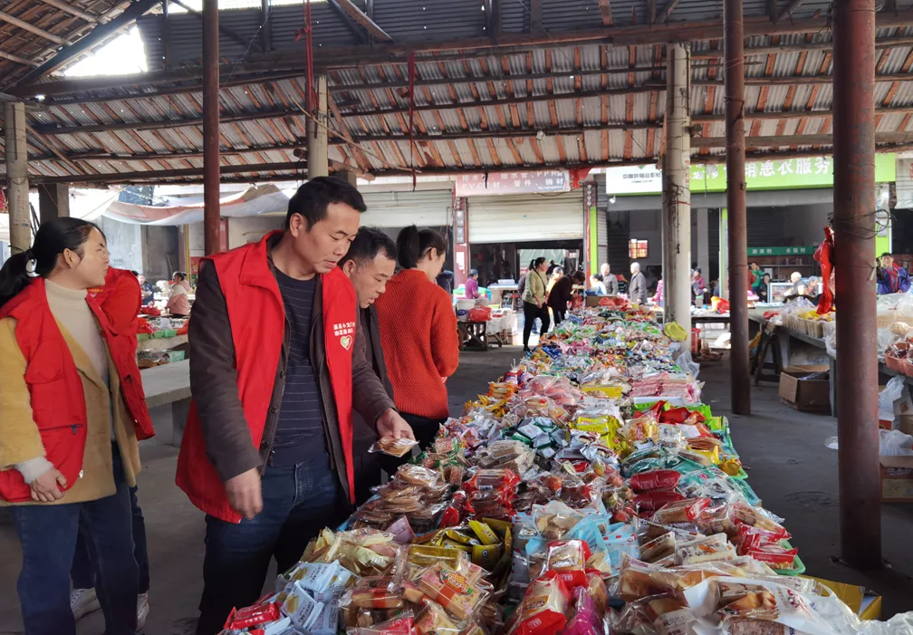 辰溪縣小龍門鄉:人大代表共同守護“舌尖上”的食品安全