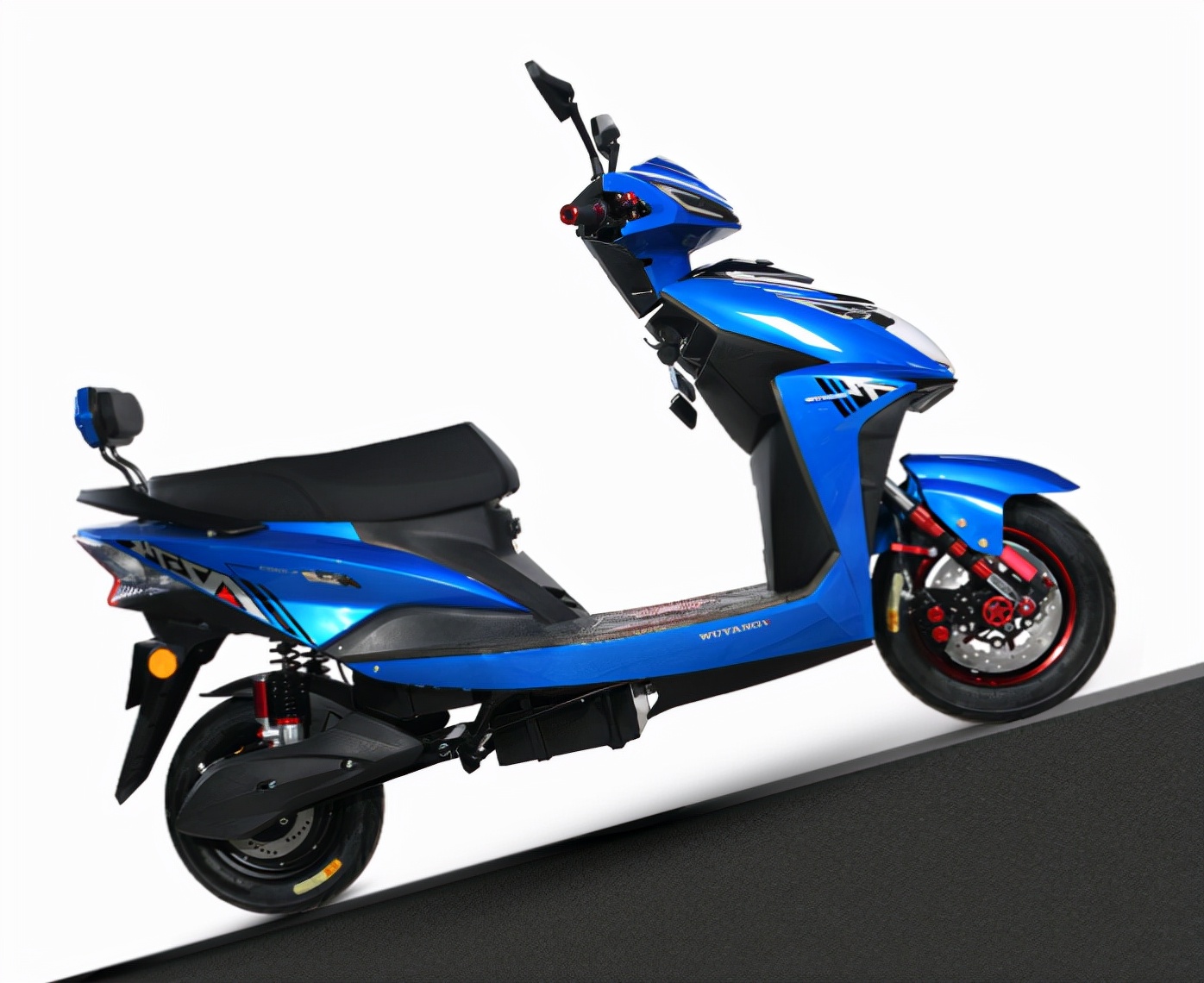 五羊电动车是行业内具备摩企基因的电动车品牌,传承了60年民族大品牌