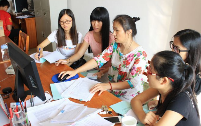 适合文科生报考的4个专业，未来发展前景好，薪资待遇也很高