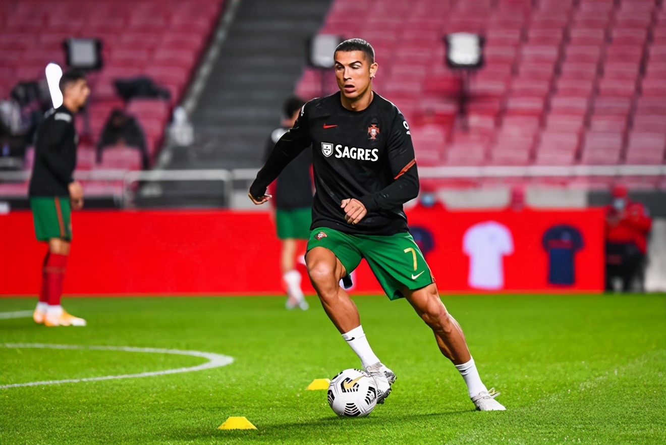 罗三岁上线c罗欧国联唱国歌混响欧冠贝席笑疯