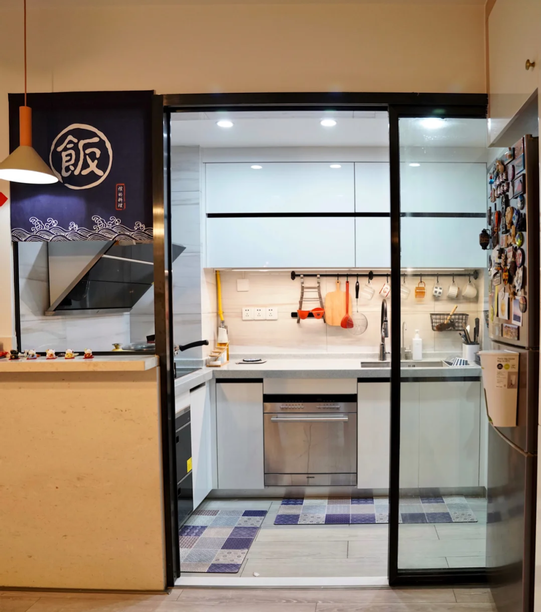 餐厅冰箱柜装修设计：厨房还是餐厅？布局与实用兼顾