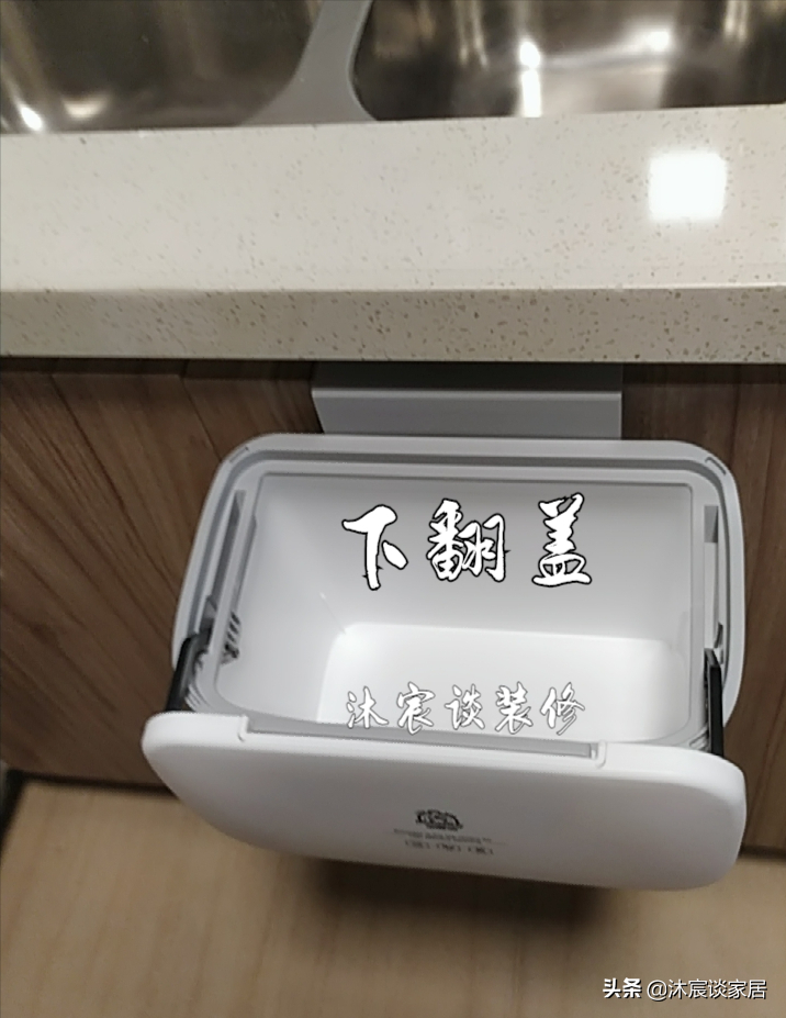 改变墨守成规的布置，她坚持把沙发背景改成矮墙，真是通透又美观