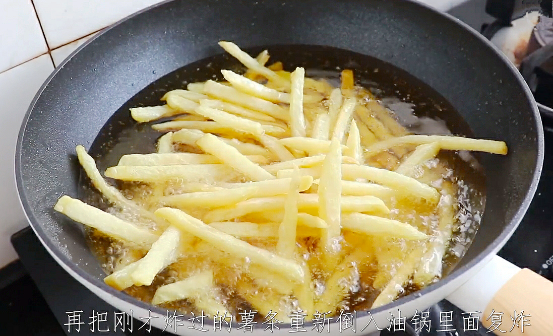 炸薯条的家常做法，3个土豆1碗淀粉，外酥里脆，比肯德基的还好吃