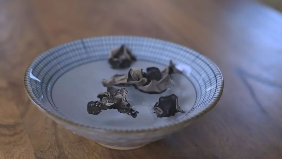 土豆粉怎样才好吃？浇头最重要，这样做酸辣过瘾连汤底都喝干