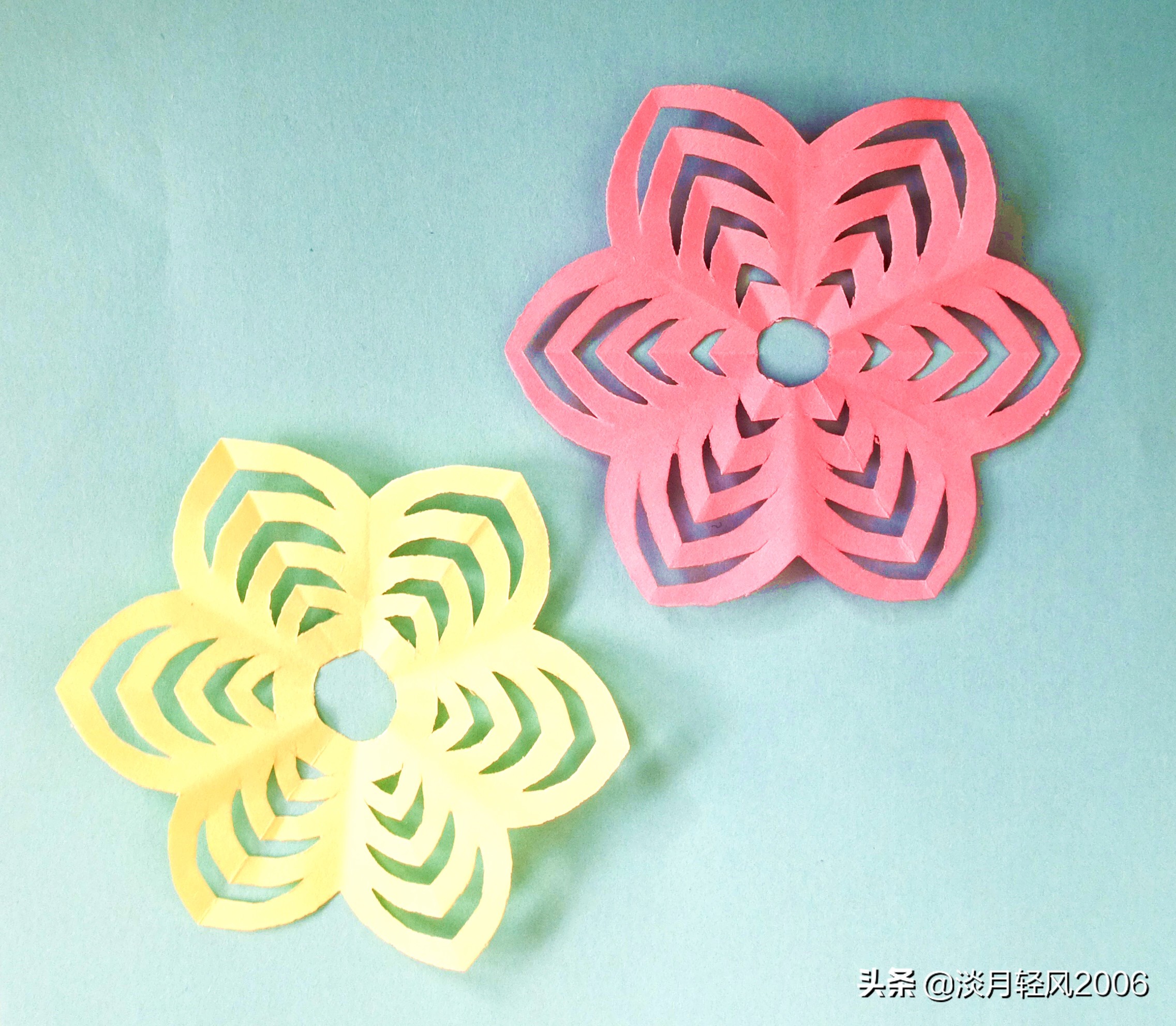 02我们需要再粉色卡纸上画出一朵花儿,首先画