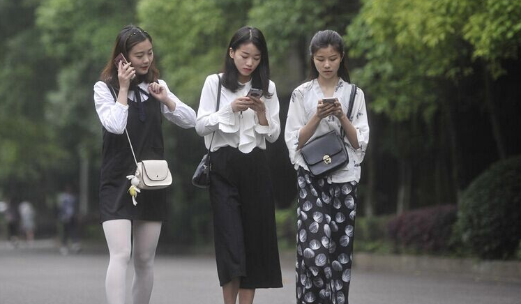 杭州某高校老师撞脸任嘉伦，直播偶遇其卖货？老师您可“真忙”