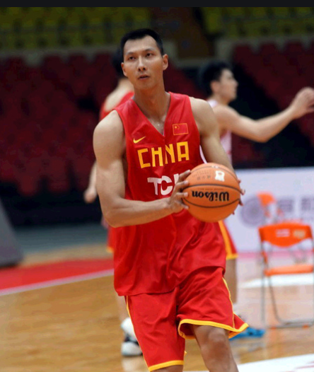 为什么nba肌肉线条更明显(NBA运动员的肌肉为什么这么多？原因很简单，看易建联就知道了)