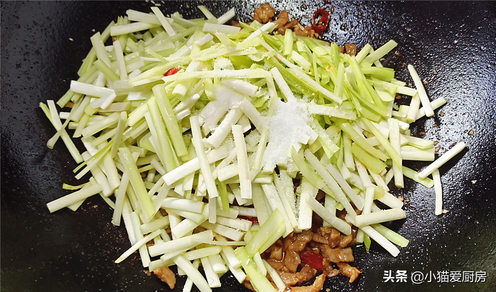 做韭黄炒肉丝时，一定多加这一步，韭黄鲜嫩脆爽不出水，味道也好