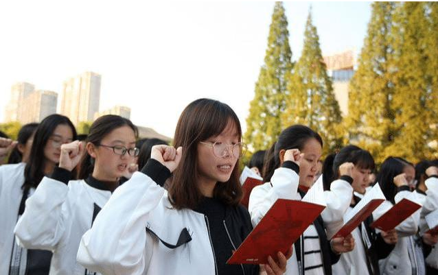 录取分数不高的3所大学，发展前景很好，毕业后有机会拿到铁饭碗