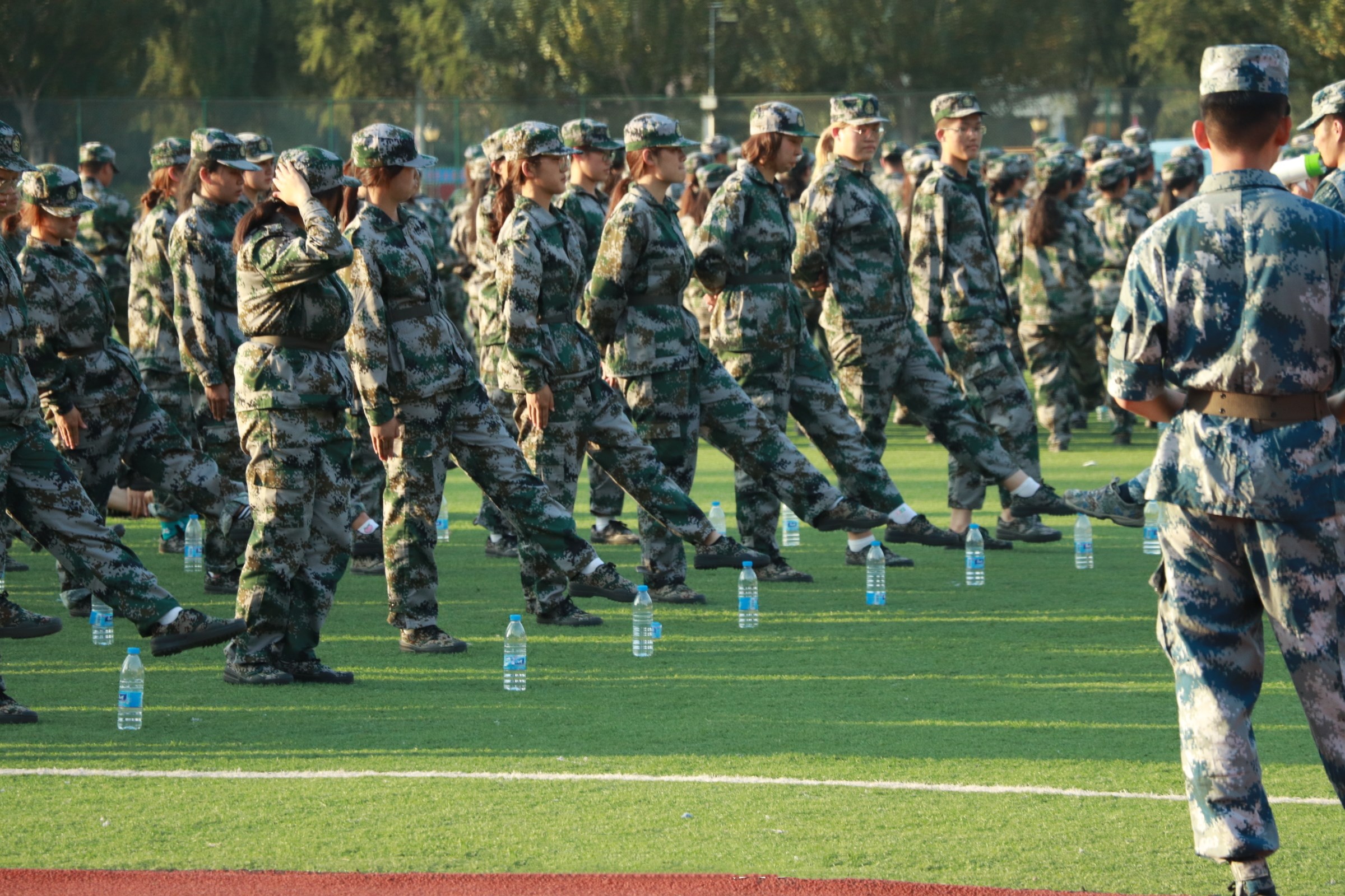 大学军训"硬核"横幅激励学生,给我整笑了,学长学姐得有多野?
