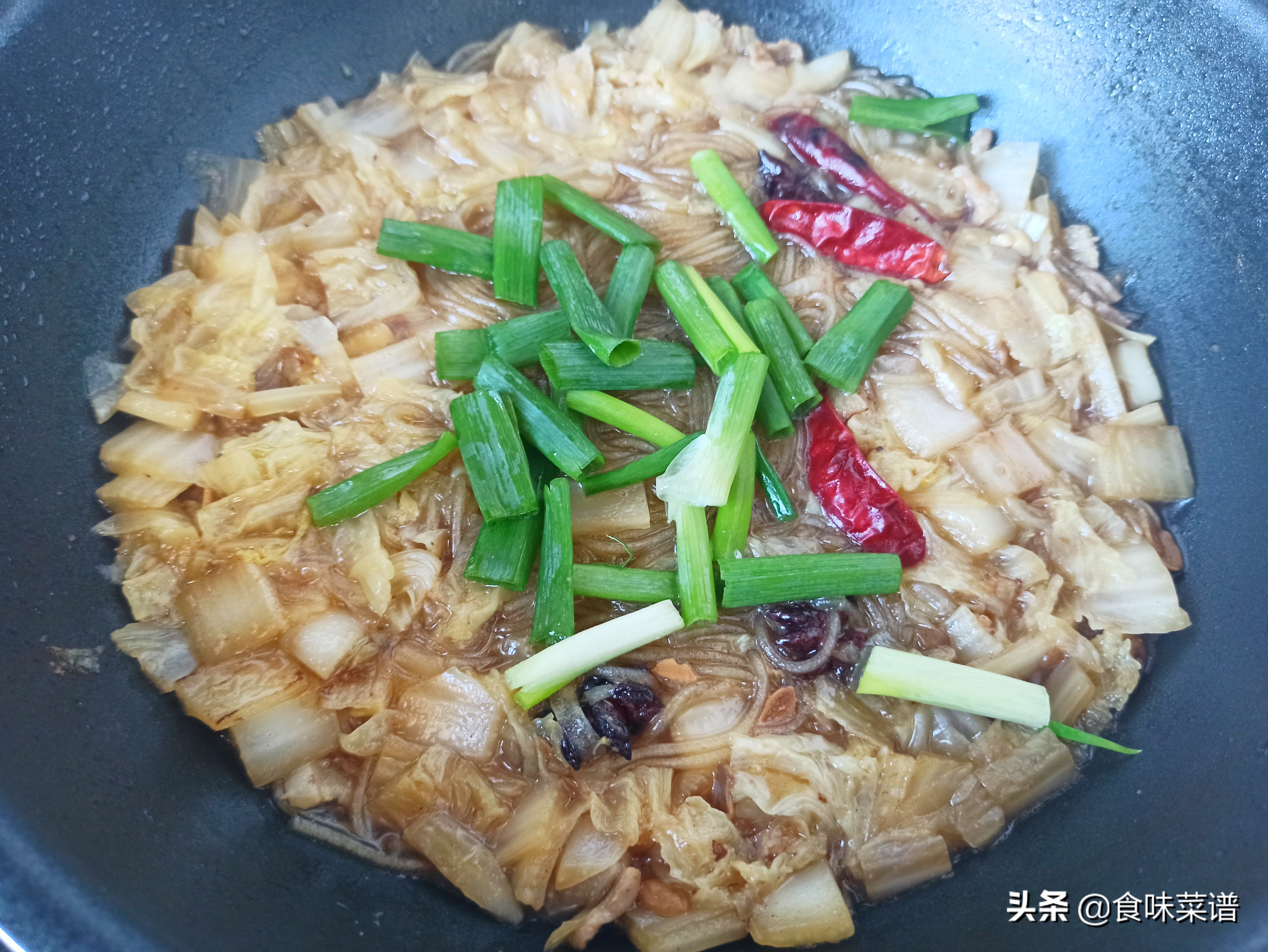 猪肉炖粉条怎么做才好吃？记住3个小技巧，鲜香入味，汤汁都不剩