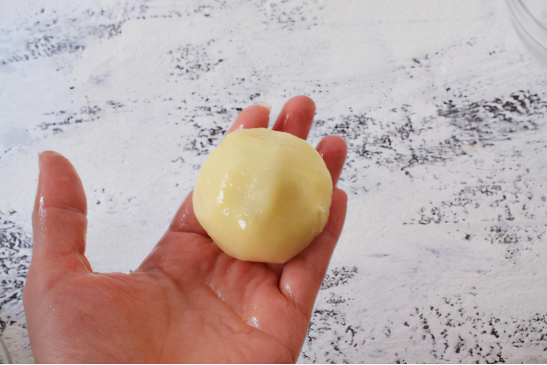 1碗糯米粉加上半勺红糖，做一份好吃解馋的小吃，软糯好吃