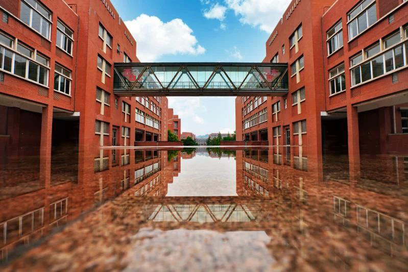 占地5700亩，坐拥四大校区、24个食堂！这可能是河南最“壕”的大学了！