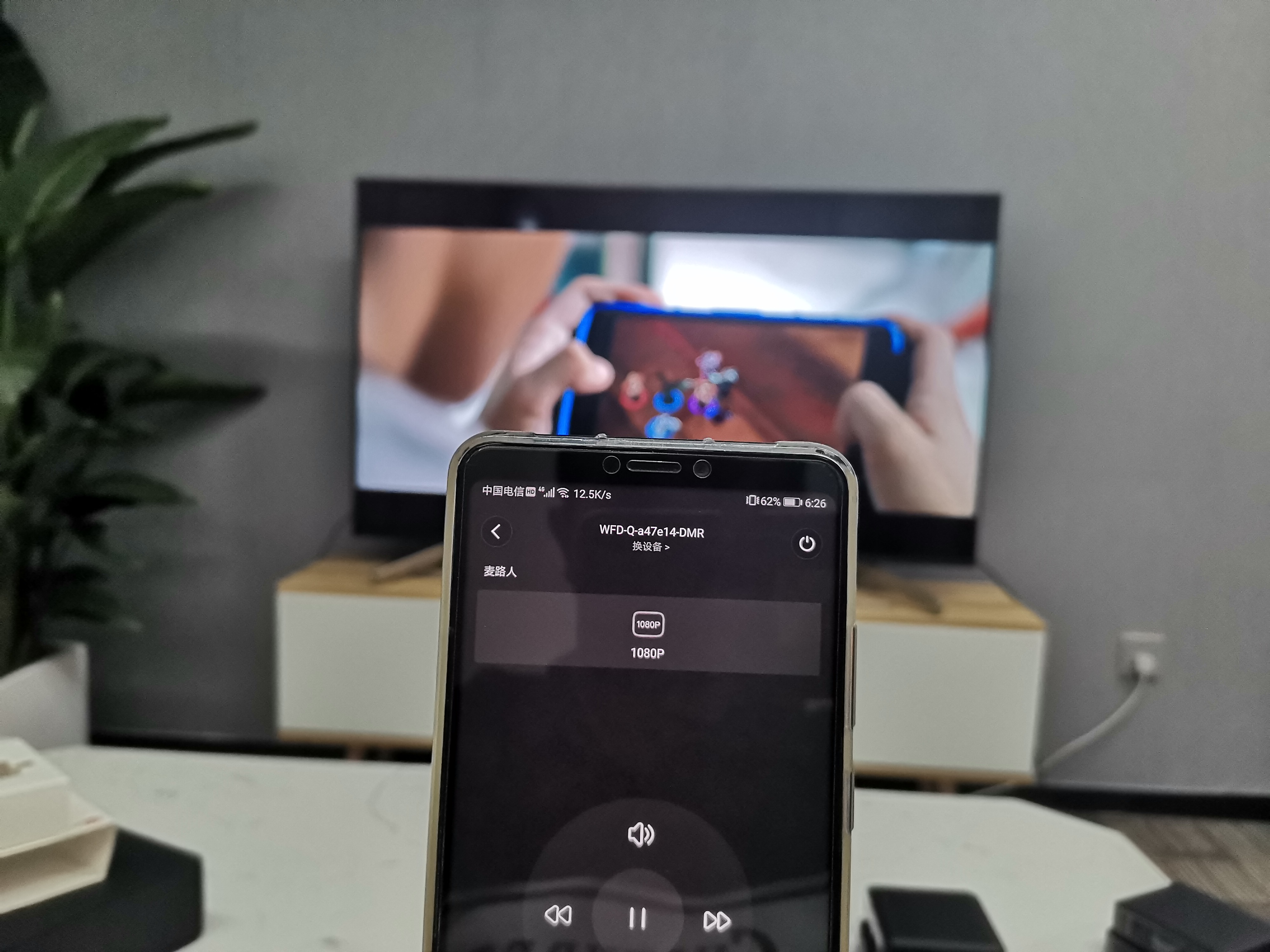 不用HDMI和VGA线，投影仪怎么无线连接电脑和手机