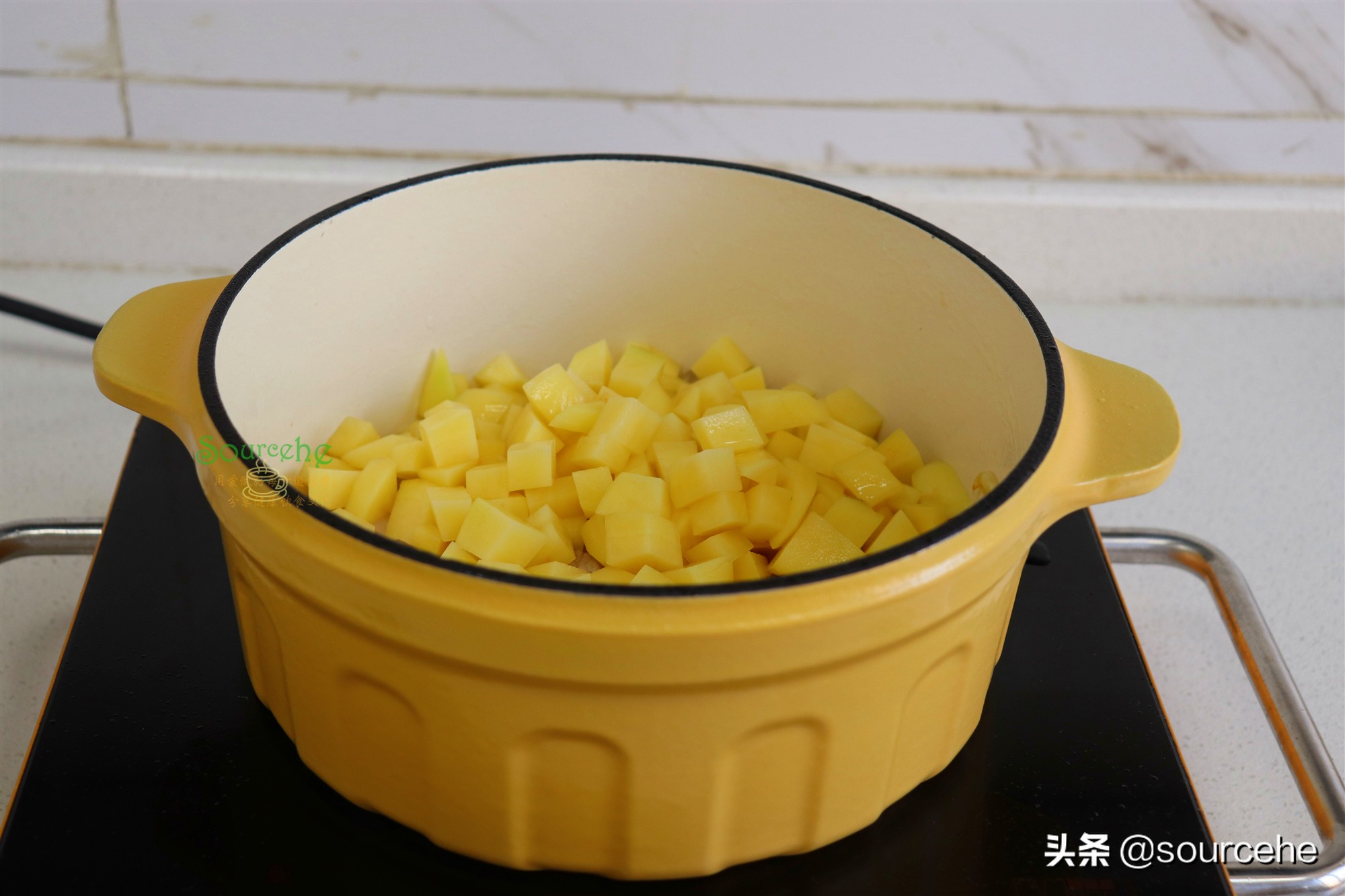 五花肉和土豆是天生一对，简单炖一炖，香飘四溢，入口即化