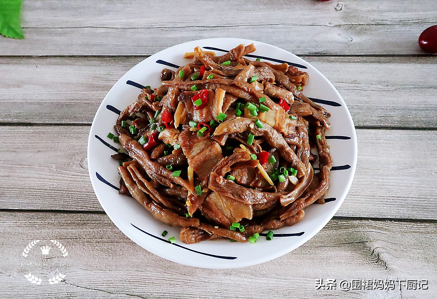 天热没胃口，试试这道菜，豆角软香弹牙，肉片肥而不腻，好吃下饭