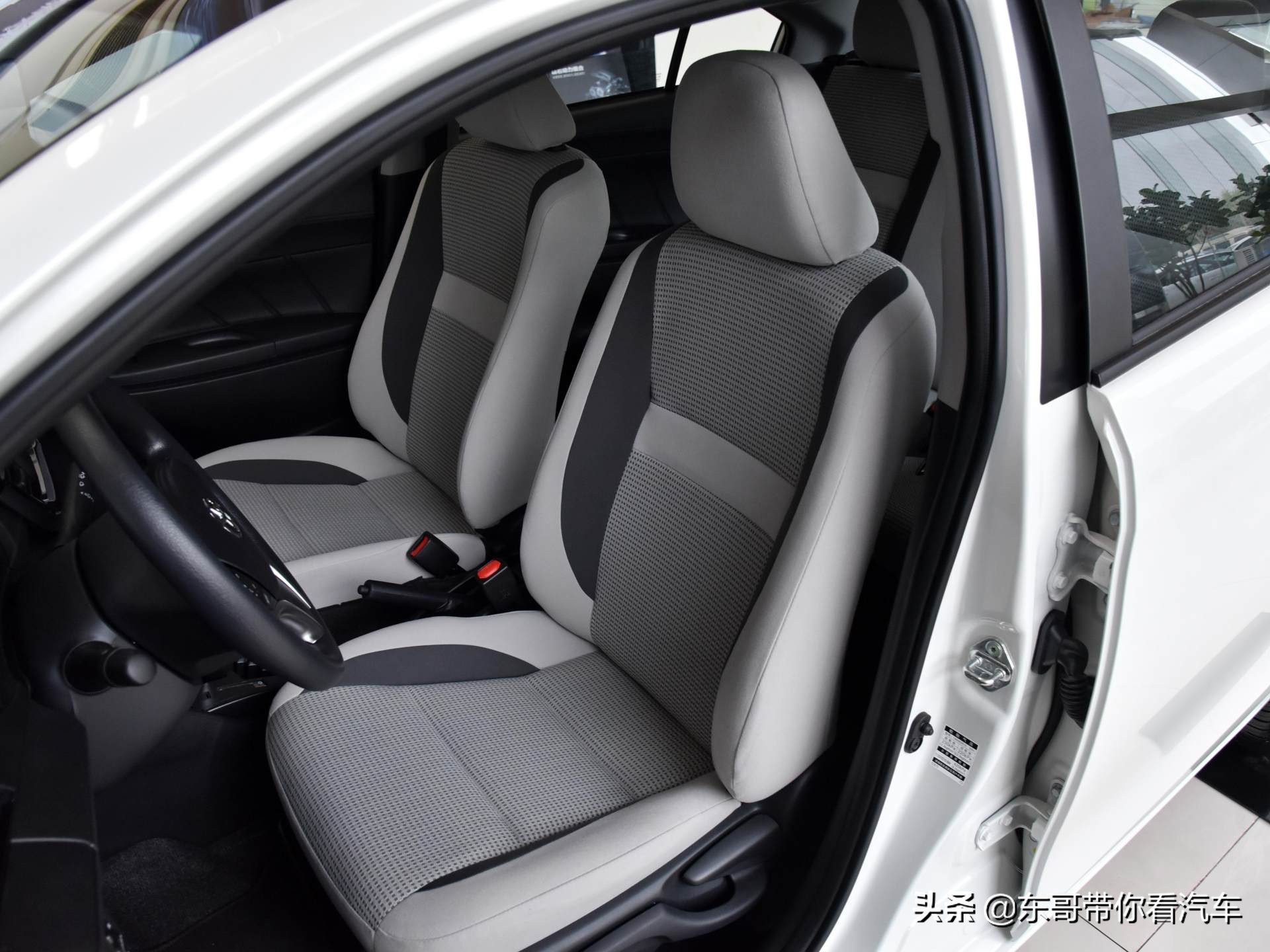 油耗只要4.9L，低价合资三厢车，空间够用停车灵活，实拍威驰