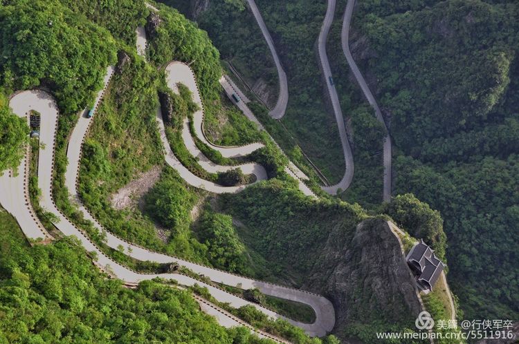 玉壶峰下松涛起，天界佛国掸尘埃！走遍千山万岭，唯天门山独有