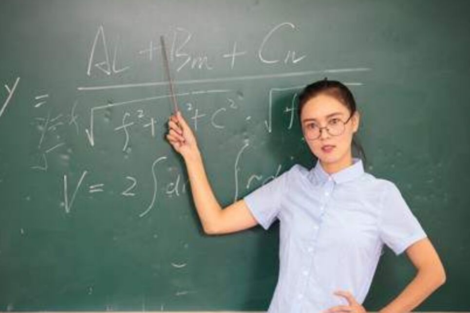 适合文科生报考的4个专业，未来发展前景好，薪资待遇也很高