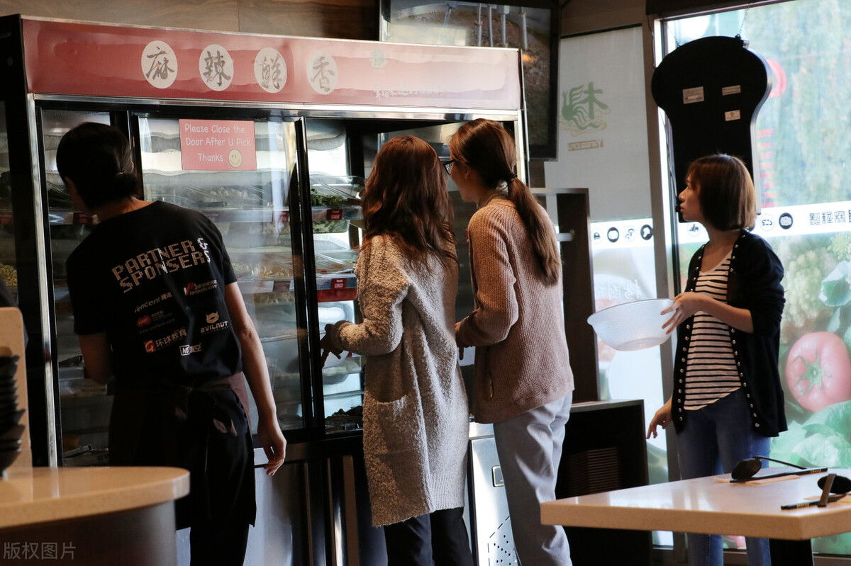 甘肃大姐卖麻辣烫，利用“返现”模式，一年狂赚80万，真牛