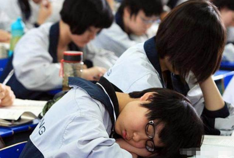 “补课”VS“不补课”，双减后才懂二者差距有多大，家长无奈叹息