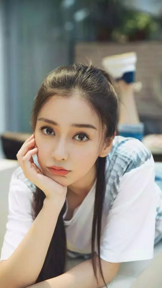 拍照不会摆姿势怎么办,好好学学Angelababy这几个经典的拍照姿势