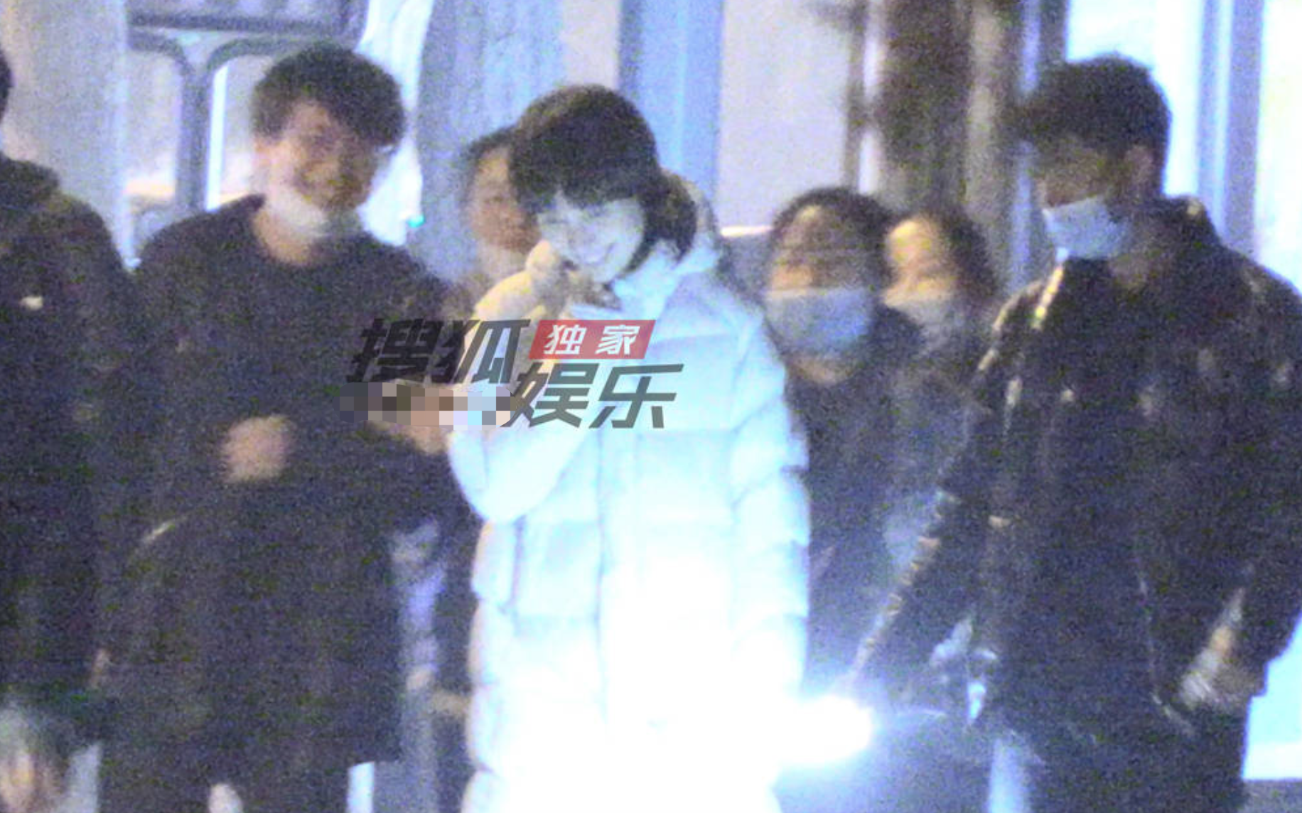 袁泉替补出演《玫瑰之战》！与黄晓明同框气场不输，遇粉丝心情佳