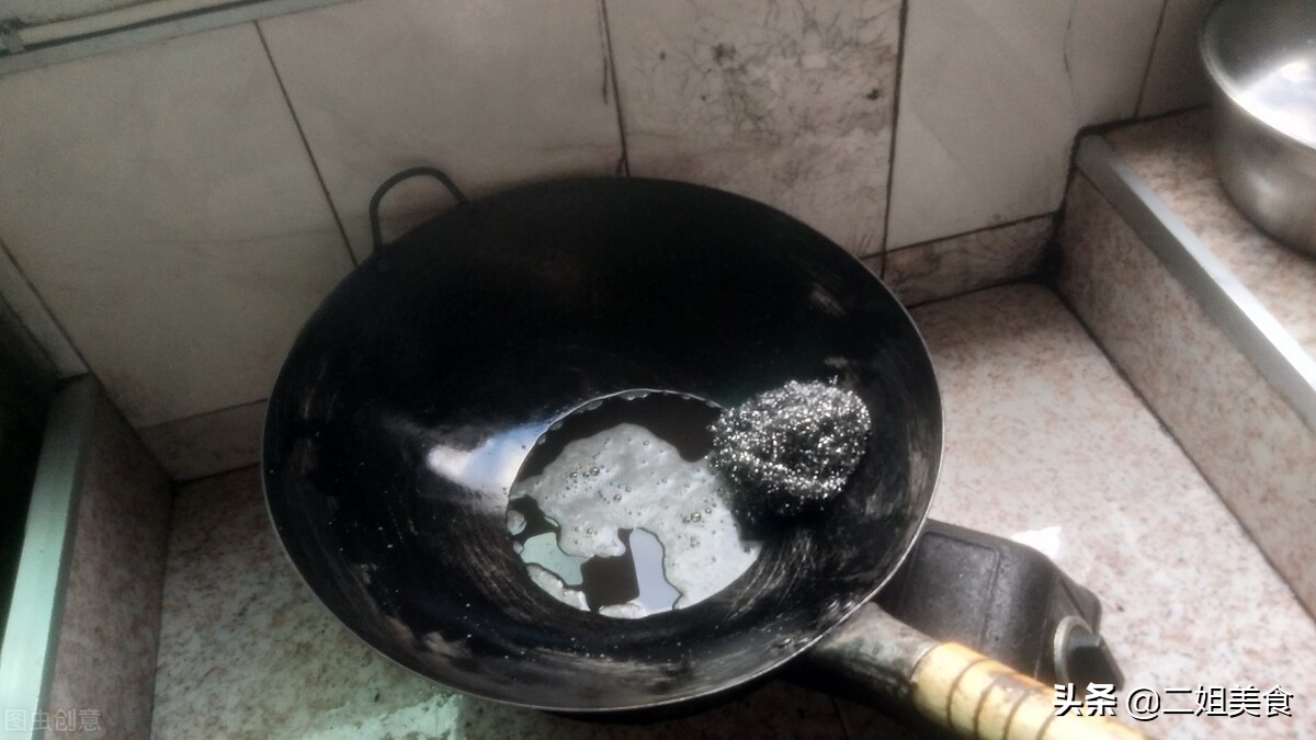 生锈的铁锅别再扔了，教您一招，铁锅光亮如新，不粘锅也不生锈
